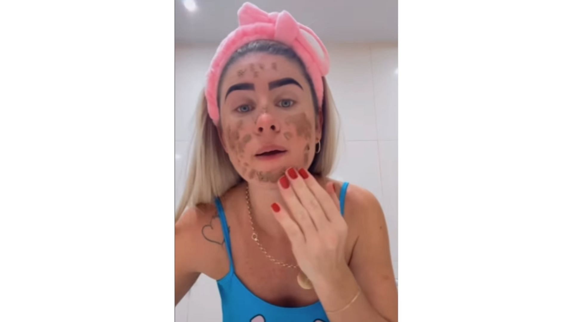 <div class="paragraphs"><p>Screengrab from the video of influencer putting face mask</p></div>